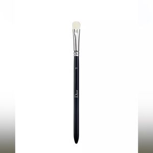 DIOR
Backstage Eyeshadow Shader Brush n°21